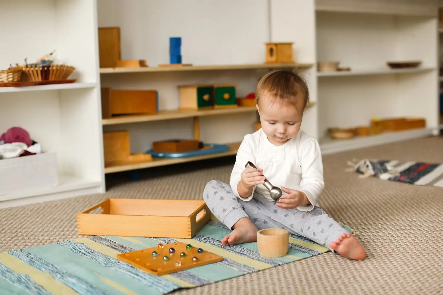 Niepubliczne przedszkole Montessori we Wrocławiu różni się od publicznego podejściem pedagogicznym i organizacją